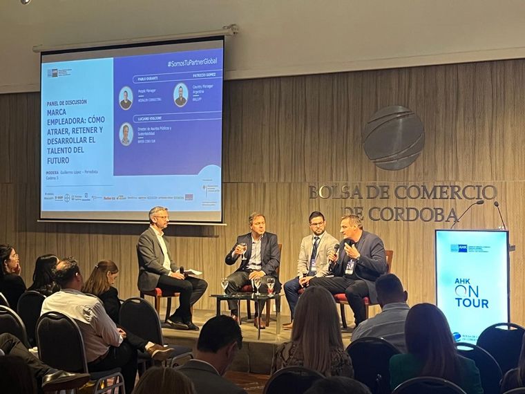 Mesa redonda en el evento de AKH en la Bolsa de Comercio.