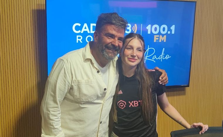 La cantante Yami Safdie pasó por Cadena 3 y deleitó a la audiencia con su voz.