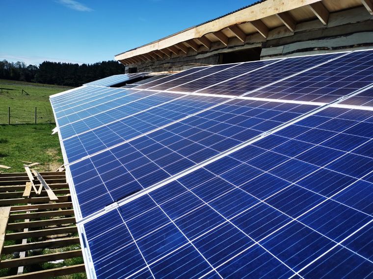 Los beneficios que trae la implementación de paneles solares en parques