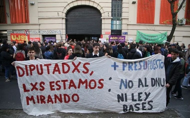 Contra el ajuste del presupuesto universitario se convocó a una marcha