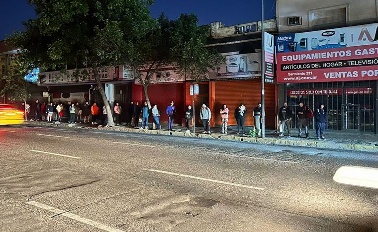 FOTO: En la Humberto Primero, sin alumbrado público, la gente espera a la exErsa.