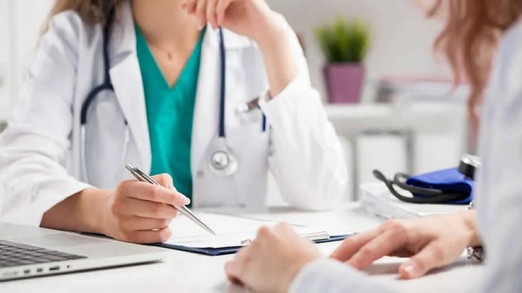 Algunas prepagas subirán hasta un 6,9% en noviembre. (Foto: archivo)