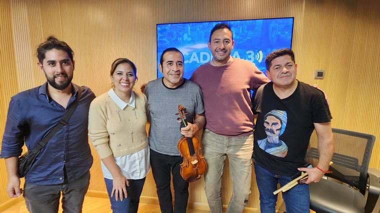 Néstor Garnica llenó de música los estudios de la radio