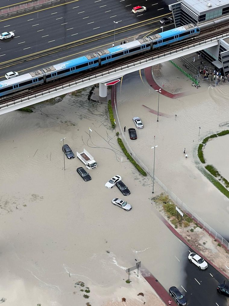 FOTO: Dubái tras las severas inundaciones causa dudas la siembra de nubes