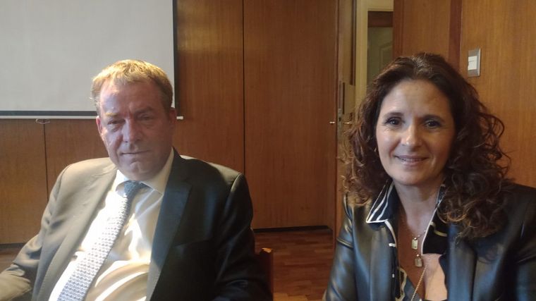 FOTO: Dieter Lamlé, embajador de Alemania, y Yanina Falugue, subdirectora de AHK Argentina.