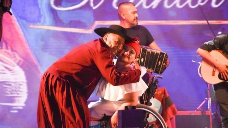 Lourdes Portillo, mueve su silla al ritmo del folclore