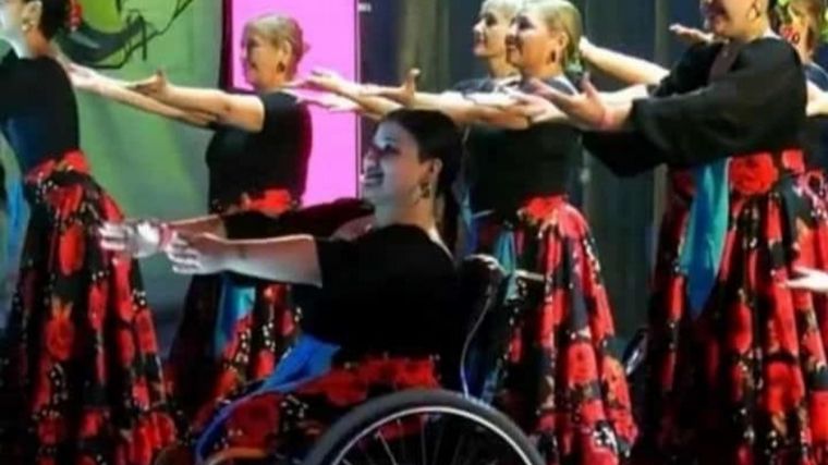 Lourdes Portillo, mueve su silla al ritmo del folclore