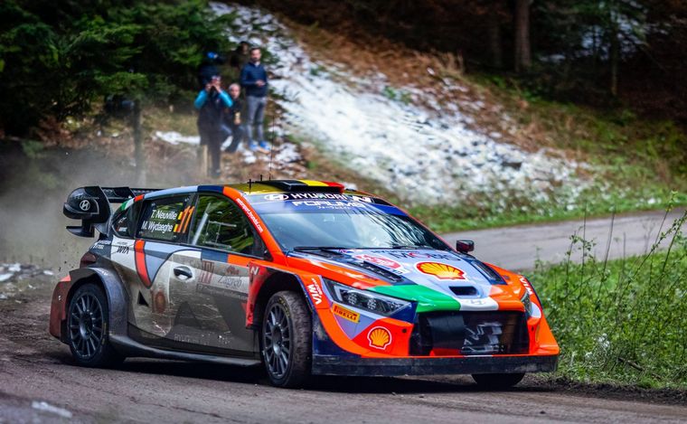 Neuville se complicó rompiendo una goma en el TC6, pero recuperó al final