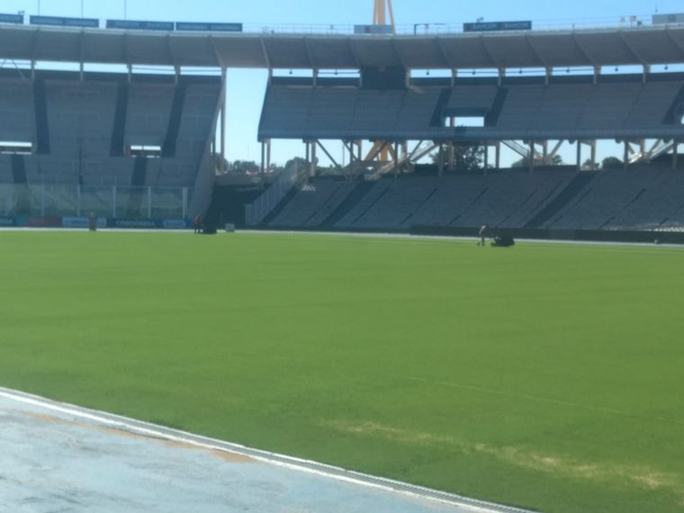 Así está el césped del Kempes para el Superclásico