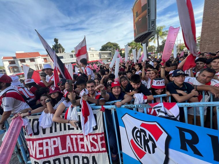 Una multitud de hinchas de River le dieron la bienvenida al plantel en Córdoba