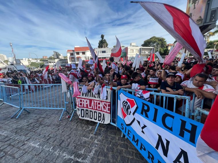 Una multitud de hinchas de River le dieron la bienvenida al plantel en Córdoba