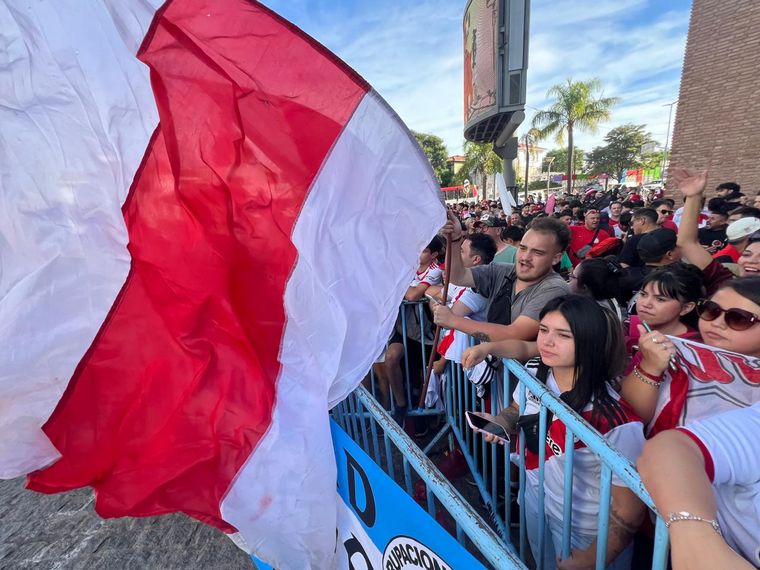 Una multitud de hinchas de River le dieron la bienvenida al plantel en Córdoba