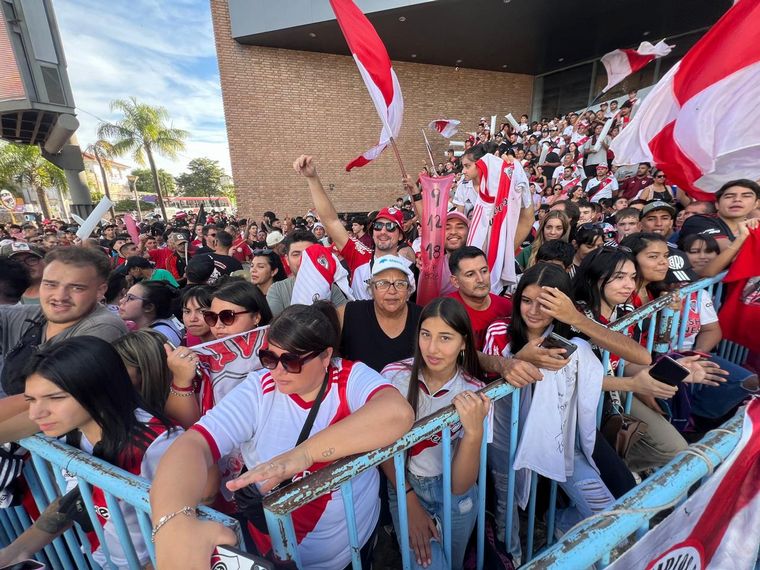 Una multitud de hinchas de River le dieron la bienvenida al plantel en Córdoba