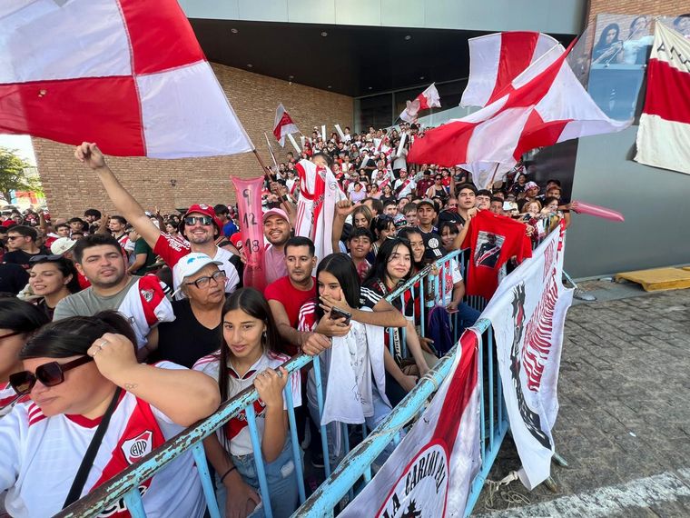 Una multitud de hinchas de River le dieron la bienvenida al plantel en Córdoba