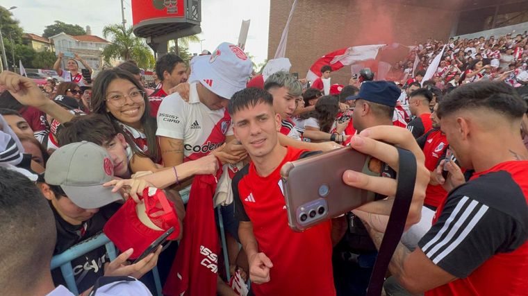 Una multitud de hinchas de River le dieron la bienvenida al plantel en Córdoba