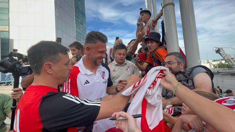 Una multitud de hinchas de River le dieron la bienvenida al plantel en Córdoba