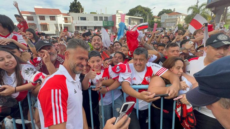 Una multitud de hinchas de River le dieron la bienvenida al plantel en Córdoba