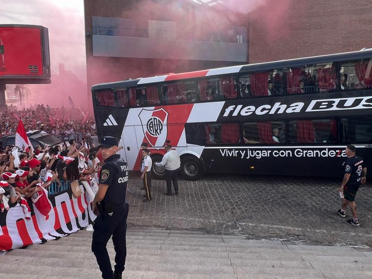 Una multitud de hinchas de River le dieron la bienvenida al plantel en Córdoba