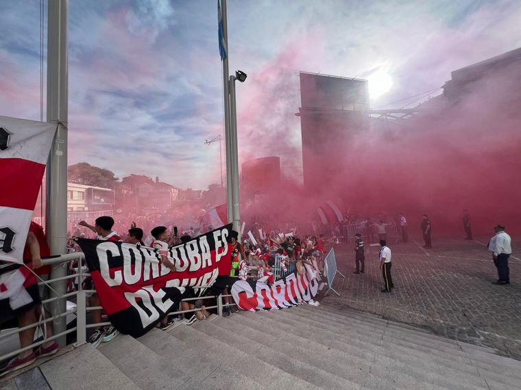 Una multitud de hinchas de River le dieron la bienvenida al plantel en Córdoba