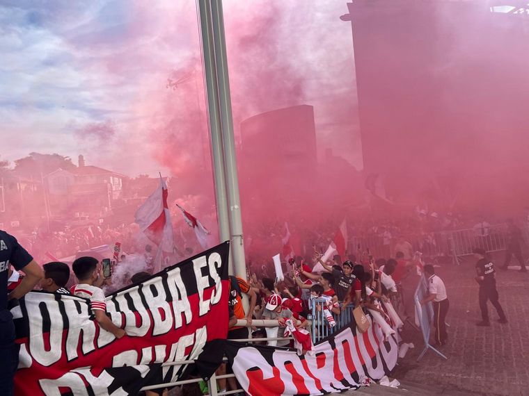 Una multitud de hinchas de River le dieron la bienvenida al plantel en Córdoba