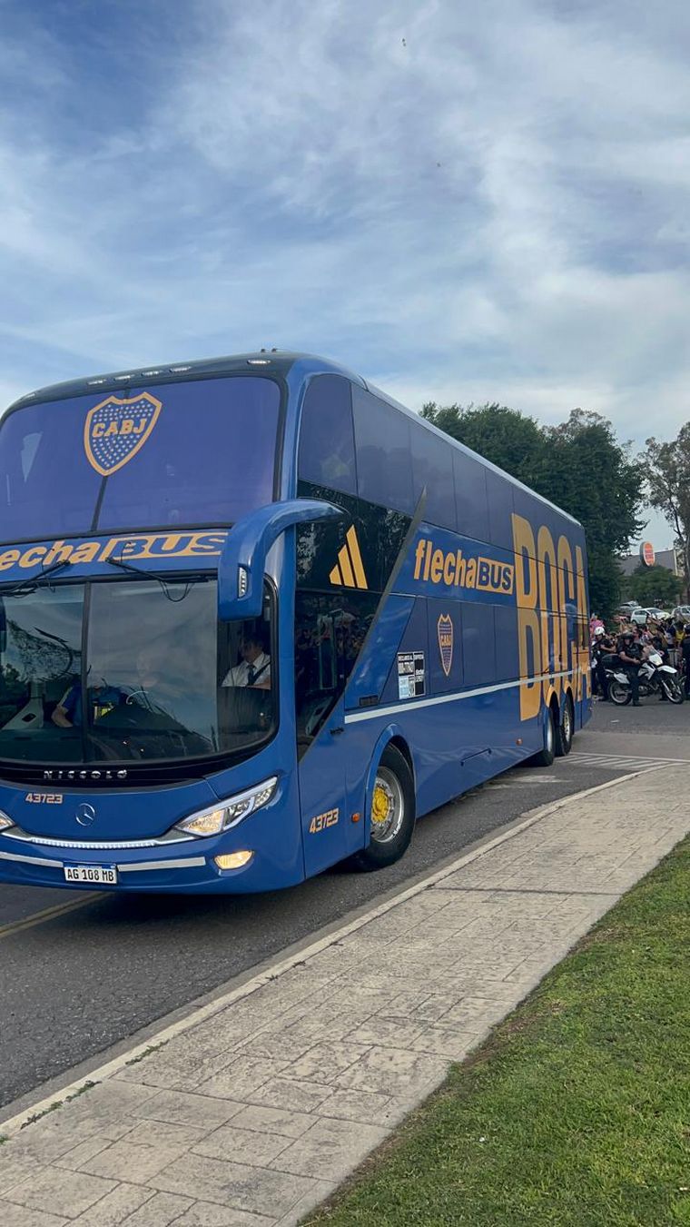 Boca llegó a Córdoba y fue recibido por una multitud