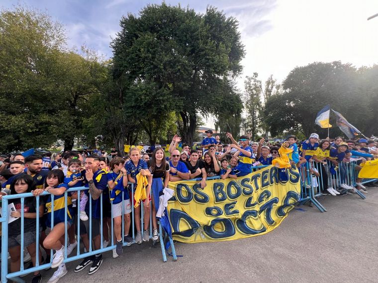 Boca llegó a Córdoba y fue recibido por una multitud