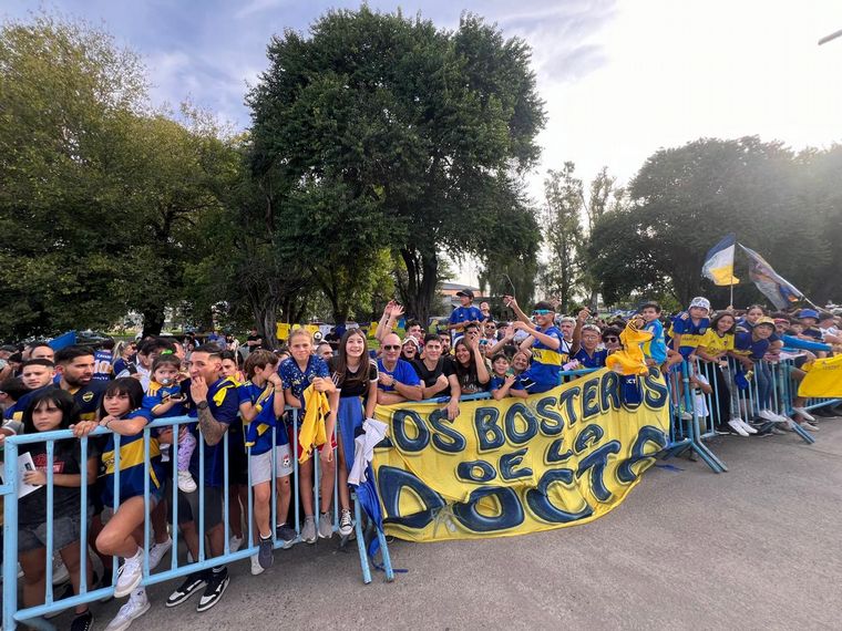 FOTO: Boca llegó a Córdoba y fue recibido por una multitud