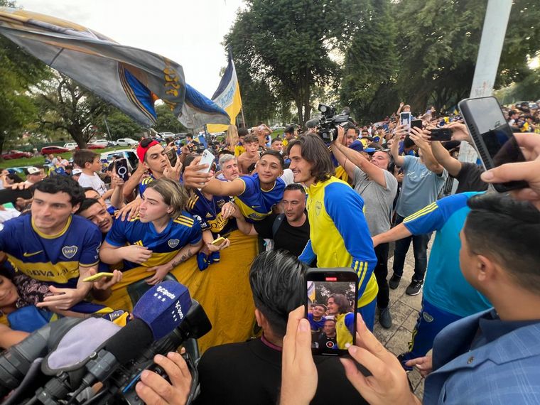 Boca llegó a Córdoba y fue recibido por una multitud