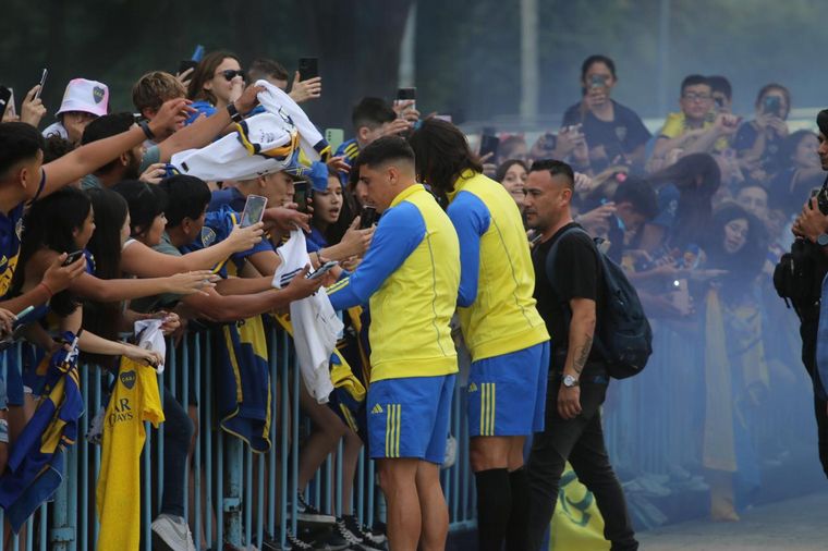 Los planteles de ambos equipos se acercaron a los hinchas