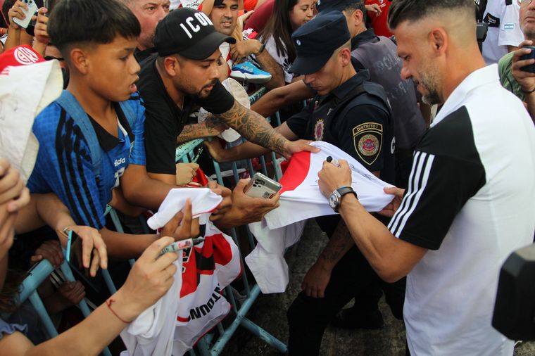 Los planteles de ambos equipos se acercaron a los hinchas