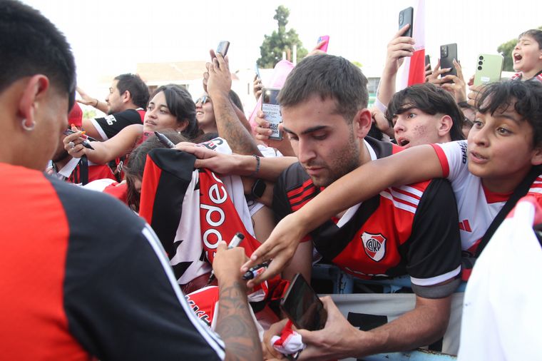 Los planteles de ambos equipos se acercaron a los hinchas