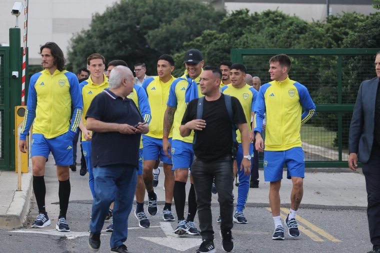 Los planteles de ambos equipos se acercaron a los hinchas