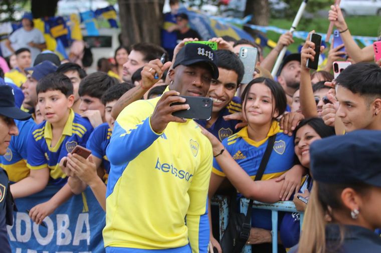 Los planteles de ambos equipos se acercaron a los hinchas