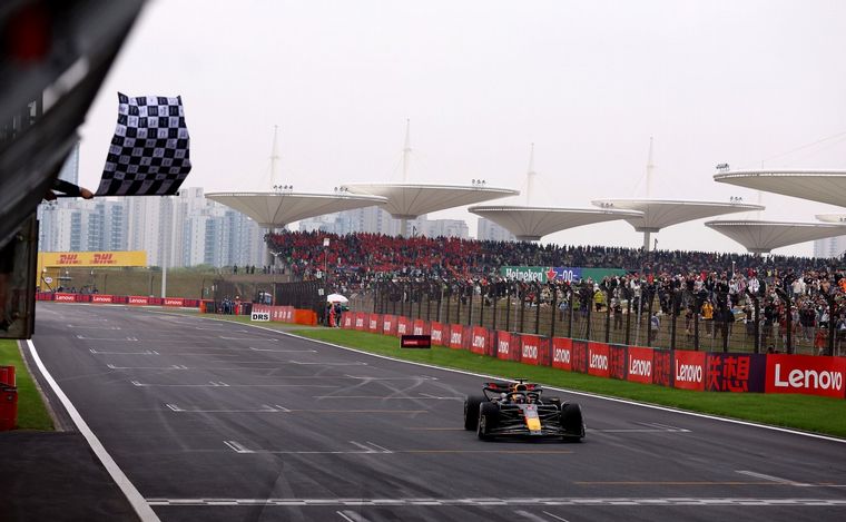 FOTO: Verstappen y otro dominante triunfo en la F1, su primero en China