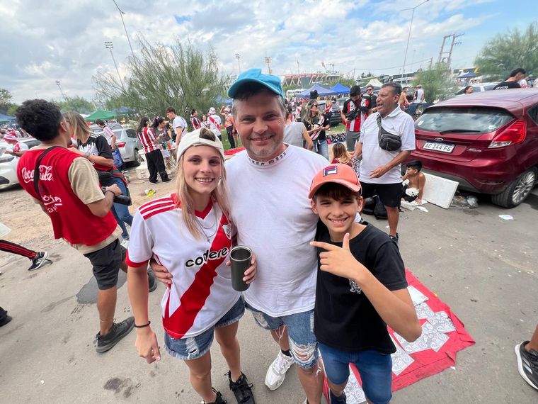 Hinchas de Boca y River en la previa del partido. 