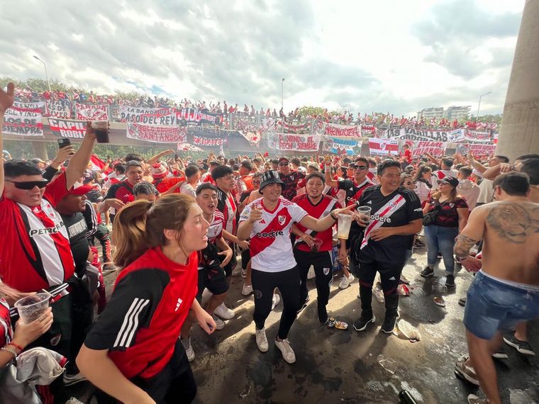 Hinchas de Boca y River en la previa del partido. 