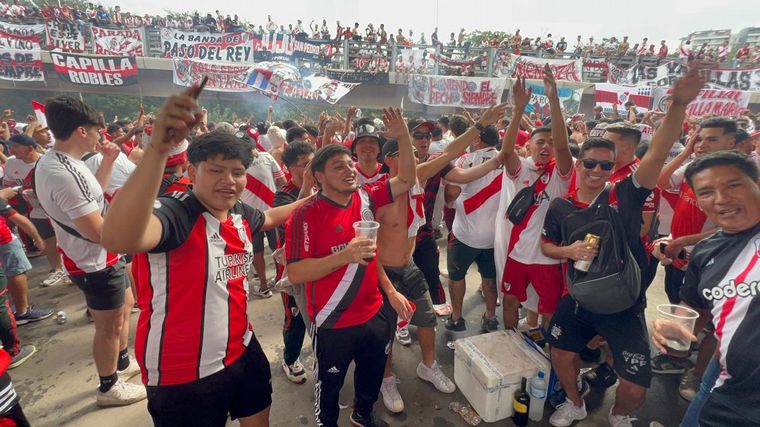 Hinchas de Boca y River en la previa del partido. 