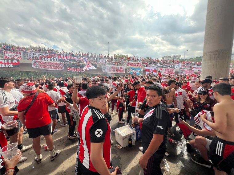 Hinchas de Boca y River en la previa del partido. 