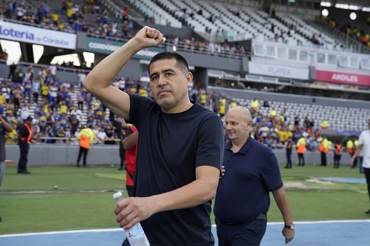Juan Román Riquelme festeja el triunfo sobre River en Córdoba. Foto: (@fotosroman10)