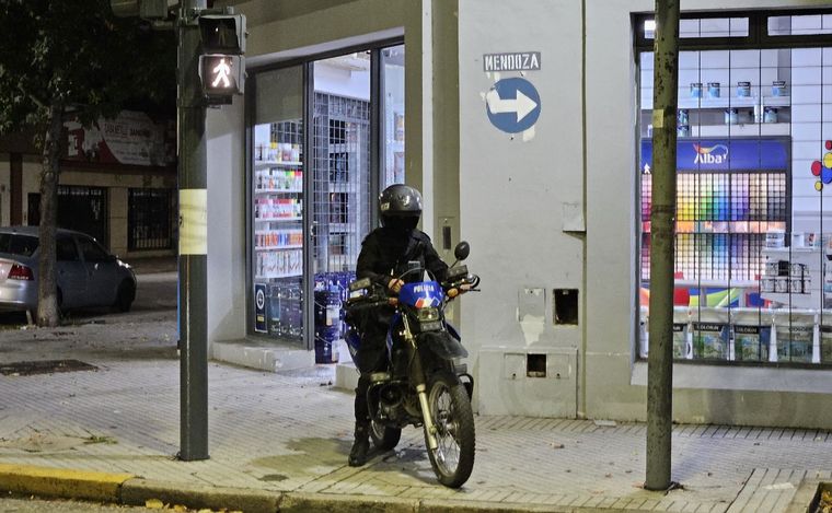 La Policía en el local que sufrió el intento de robo.