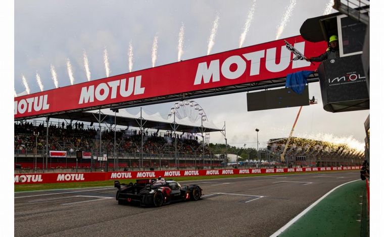 Kobayashi llevando al Toyota de cuadros en Vallelunga
