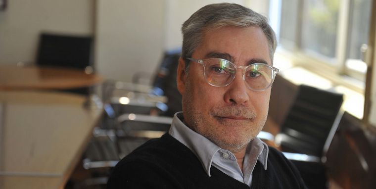 El director de la FILBA criticó la decisión de Milei de presentar su libro