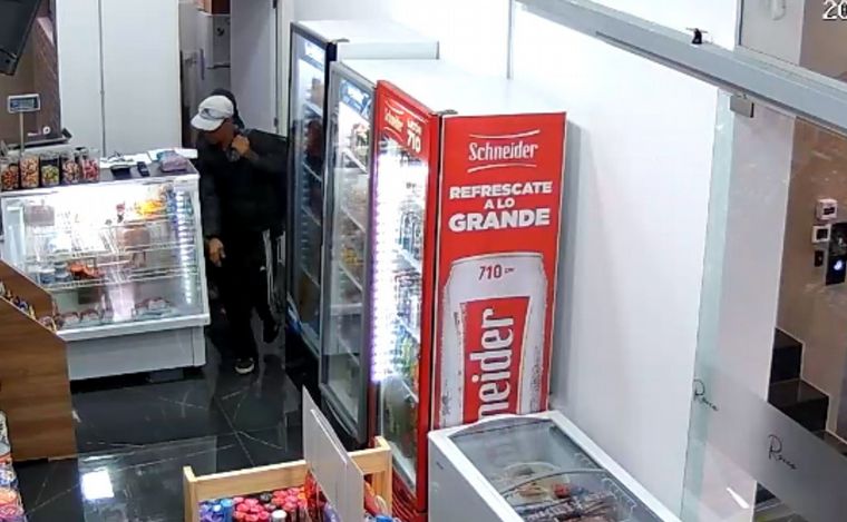 El hombre junto al niño de unos 10 años robaron el comercio a las 10 de la mañana.
