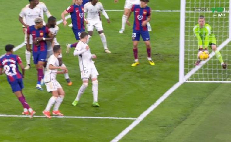 FOTO: El gol fantasma en el clásico español. (Foto:Captura transnisión)