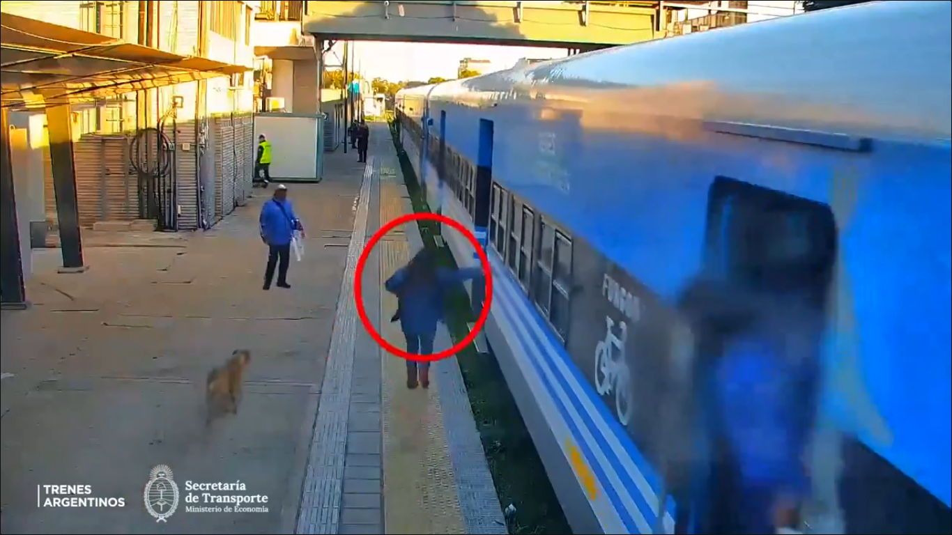 Video: resultó herida una mujer que intentó subirse a un tren en movimiento