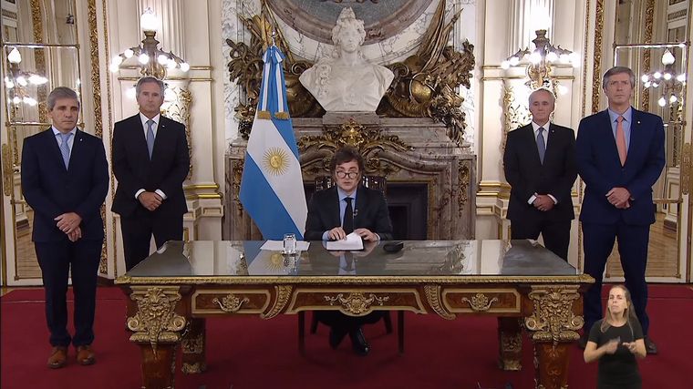 FOTO: El jefe de Estado grabó el mensaje junto a su equipo económico. 