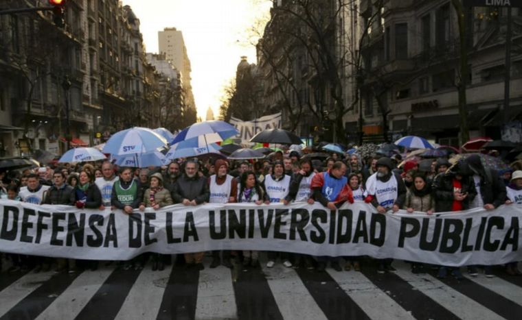 FOTO: Las universidades marchan a Plaza de Mayo en rechazo a las medidas del gobierno.