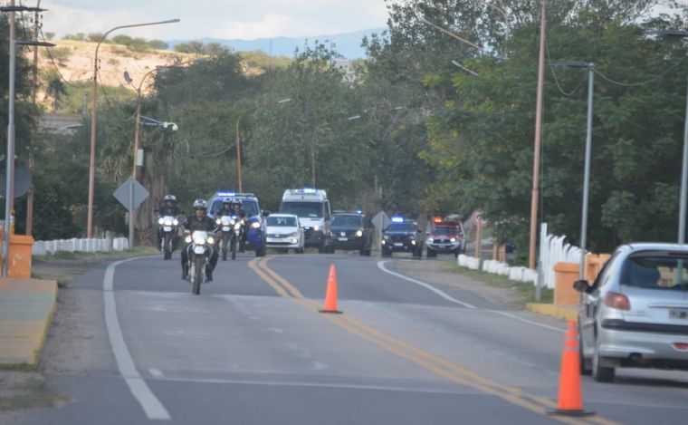 Operativo para trasladar a Roberto Carmona a un hospital de Cruz del Eje. (Policía)