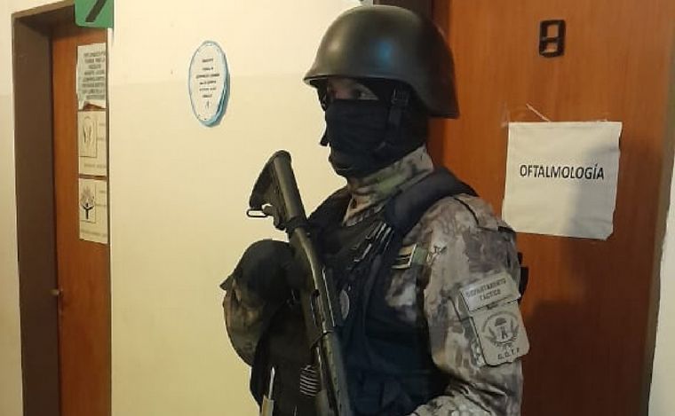 Operativo para trasladar a Roberto Carmona a un hospital de Cruz del Eje. (Policía)