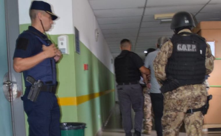 FOTO: Operativo para trasladar a Roberto Carmona a un hospital de Cruz del Eje. (Policía)